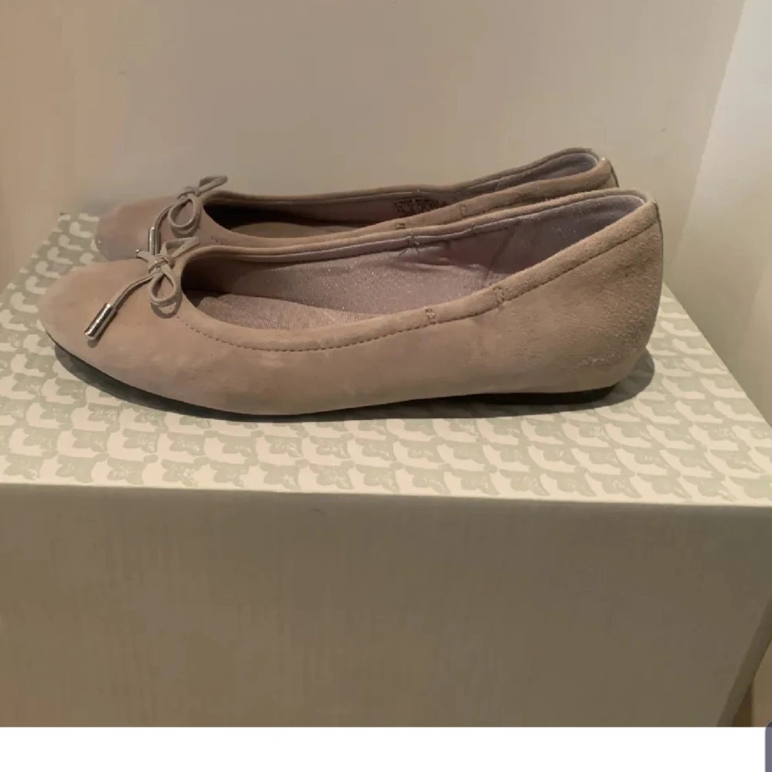 Beige ballerinaskor med rosett