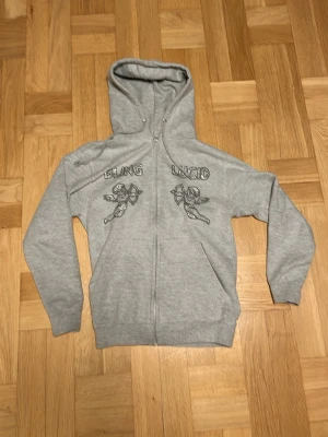 Grå blinglucid tröja - Grå blinglucid tröja knappt andvänt pågrund av att den inte har min passform. Hör av dig vid frågor.