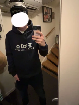 Polo Ralph lauren hoodie  - Tjena! Säljer nu min polo Ralph Lauren hoodie i storlek M, hoodien är i mycket bra skick då den knappt har används för att de är lite för liten för mig, hör av er vid minsta fundering!💨