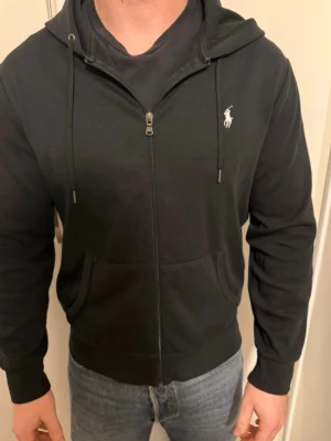 Ralph lauren zip - Snygg Ralph Lauren zip. Köpt på NK i butik. Kvitto finns om sådan vill has. Strl M. Passar både kvinnor och män. Ny pris ungefär 2300.