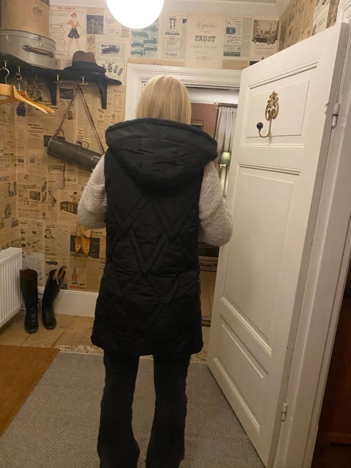 Svart lång quiltad dunväst med huva - 2