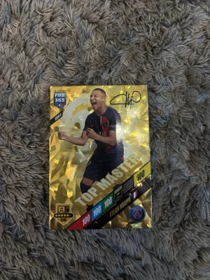 Kylian mbappé Top master fotbolls kort. - Bilderna visar ett samlarkort från Panini FIFA 365 Adrenalyn Kylian mbappe OBS! Inte Hand signerad!