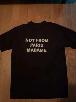  Drôle de Monsieur t shirt  - Säljer denna fetta Drôle de Monsieur t shirt där de står ” not from Paris madame” köpt på carl of carl för runt 1300kr. Använt fåtal gånger. Storlek S