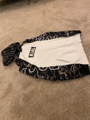R3al hoddie  - Fint skick! Snabb frakt 