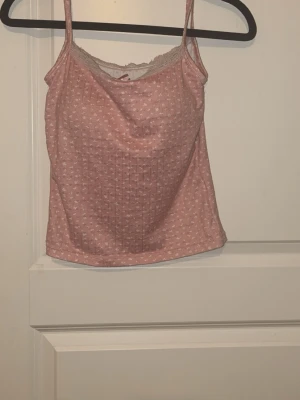 ROSA TOPP - Topp i storlek Xs/S, den är i bra skick inga defekter. Har även inbyggd BH. 