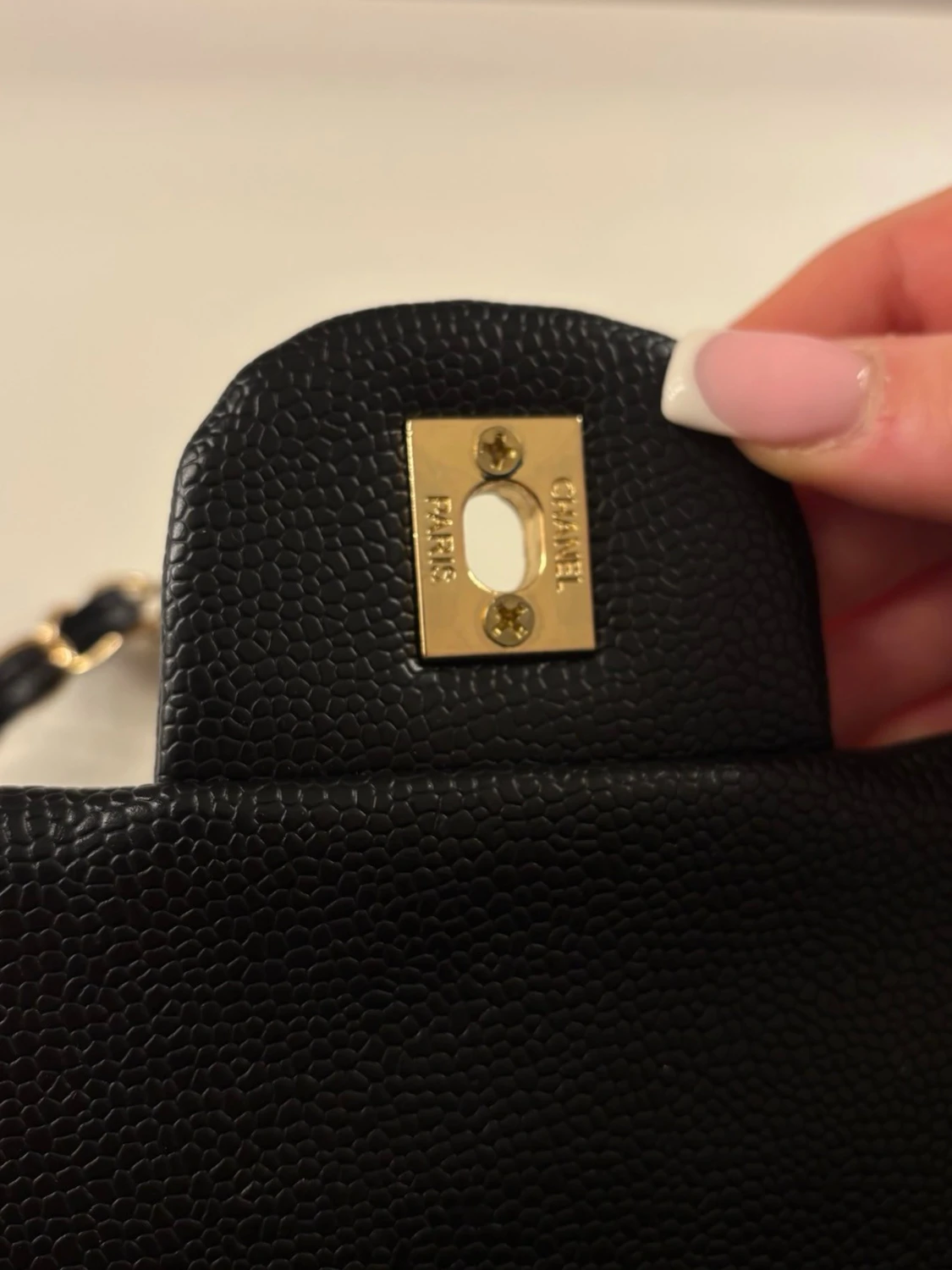 Svart väska med gulddeteljer  - 3