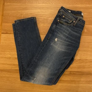 Jeans med Slitningar - Säljer dessa slimmade jack & jones jeans med fet tvätt och slitningar. Storlek 32/34, sitter bra på den med längre ben👍. Ny pris runt 1000, mitt pris 280💰. Annars kom med bud👍 Bvsa