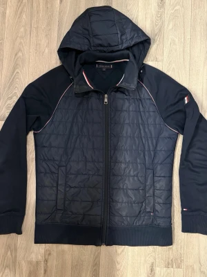 Tommy Hilfiger Cardigan Navy M - Sjukt snygg och stilren marinblå Tommy Hilfiger cardigan med avtagbar luva i storlek M. Passar folk mellan 175-190. Hör av dig vid funderingar!🤩