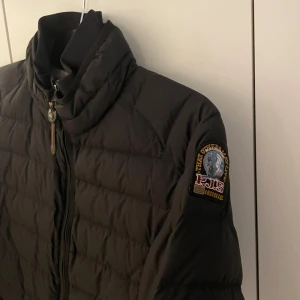 Parajumper jacka - Parajumper höst/vår jacka. Bra skick. Storlek M. Pris kan diskuteras vid snabb affär. Jackan har ett litet hål vid ärmen, skriv för bilder! obs DAMSTORLEK