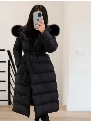 Svart lång pufferjacka med päls - Säljer en svart lång dunjacka med fluffig päls på huvan och bälte i midjan. Jackan har quiltad design, långa ärmar. Perfekt för kalla vinterdagar när du vill vara både varm och snygg. Använd ca 5-10 gånger. Du får gärna lägga bud!🥰