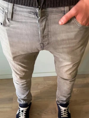 Ljusgrå Jack & Jones - Tja! Säljer ett par riktigt snygga jeans ifrån Jack n jones | W30 L32 | Färg~Grå | Modell~Glenn | Jag på bilden är 181! | Hör av er vid minsta lilla fundering🙌