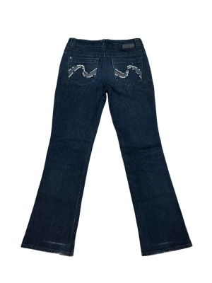 Lågmidjade detaljerade jeans  - Jättebra kvalitet! Några kristaller har dock ramlat av. Mått i cm: 