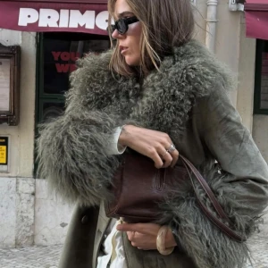 Charlotte Simone päls kappa  - Intressekoll på min Charlotte Simone kappa inköpt nu i december på deras senaste dropp. Det görs bara några få av varje jacka så väldigt eftertraktade!  Använd 3 gånger så helt i nyskick. Totebag och kvitto medföljer vid köp! Skriv om ni är intresserade! Lägger upp egna bilder vid intresse 