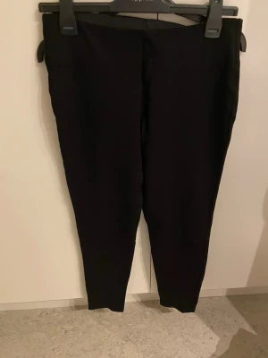  leggings - Säljer ett par svarta leggings från Esmara. De har elastisk midja och är i en mjuk och stretchig bomullsblandning. Perfekta till dig som vill ha något bekvämt. Väldigt bra matrial och i ett fint skick.