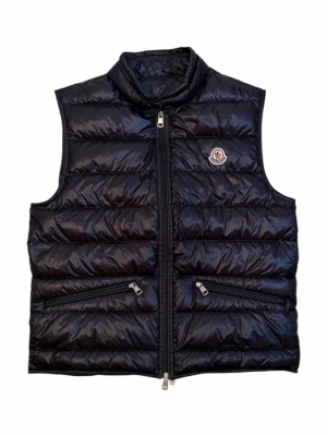Moncler Gui  - Moncler Gui Marin blå. Storlek 3 / L. Skick 9/10 som ny. Kommer med dustbag osv. Pris 3490kr. Finns att köpa på våran hemsida, Fashionels.com 