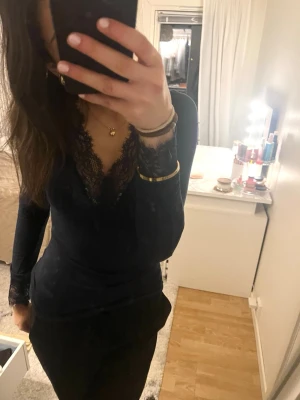 Mörkblå långärmad topp från Intimissimi - Säljer en mörkblå långärmad topp från Intimissimi i ultralätt material med kashmir. Toppen har v-ringad hals och snygga spetsdetaljer både vid halsringningen och ärmsluten. Endast använd ett fåtal gånger så mycket fint skick! Storlek S💗