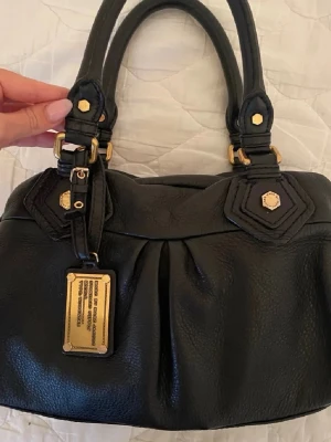 SÖKER! marc jacobs väska - SÖKER! en marc jacobs väska i modellen på bilden. vill ha den lilla modellen. den ska även vara i bra skick och inte många slitningar. skriv om ni har en och kan tänka er att sälja den!