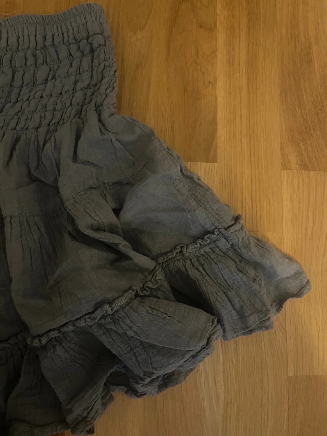 Grå volangkjol med smock - 2