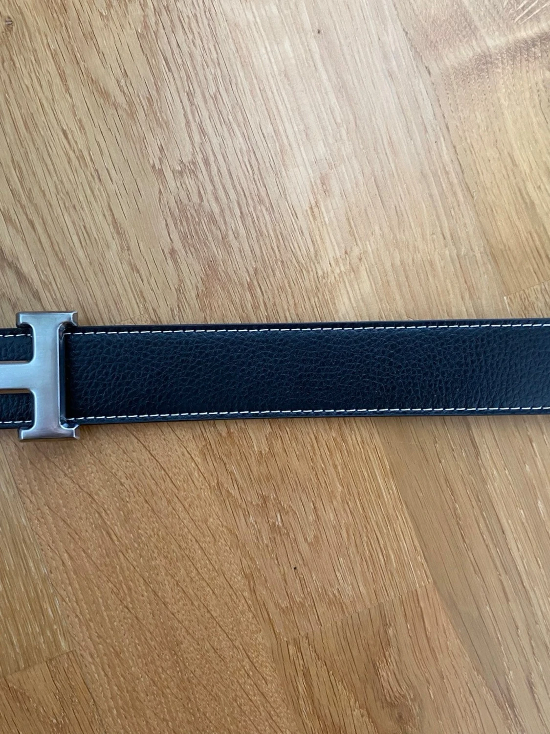 Svart skinnbälte med H-spänne - 1