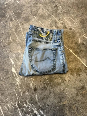 Jacob Cohën Jeans - Trendiga Jacob Cohën Jeans | Bra skick 8/10 | Storlek W30 | Nypris 3499 | Hör av er för mer information!