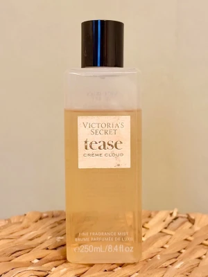 Victoria’s Secret Tease Crème Cloud bodymist 250 ml - Victoria’s Secret Tease Crème Cloud bodymist, 250 ml. Kvarvarande mängd syns tydligt på bild. Doftar som en något sötare och krämigare version av Ariana Grandes ”Cloud”. Givetvis förvarad mörkt och svalt. 