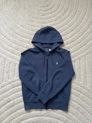 Ralph Lauren zip hoodie  - Skick: 8/10 | Storlek: XS | Mitt pris: 999 | Defekter: Se bild 3 | Passar längd 165-170 | Mått Längd: 58 cm Bred: 47 cm | Hör av er vid frågor! 🙌