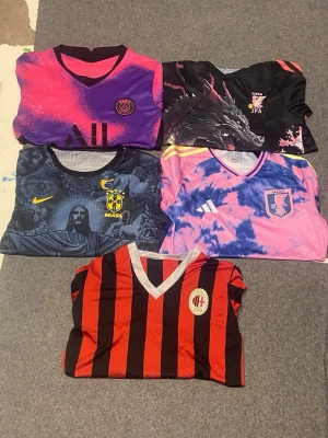 Fotbollströjor  - Säljer dessa tröjor Storlek  S-M, ac Milan, 2 japan tröjor, Brasilien, PSG, fråga gärna om pris å mer bilder 