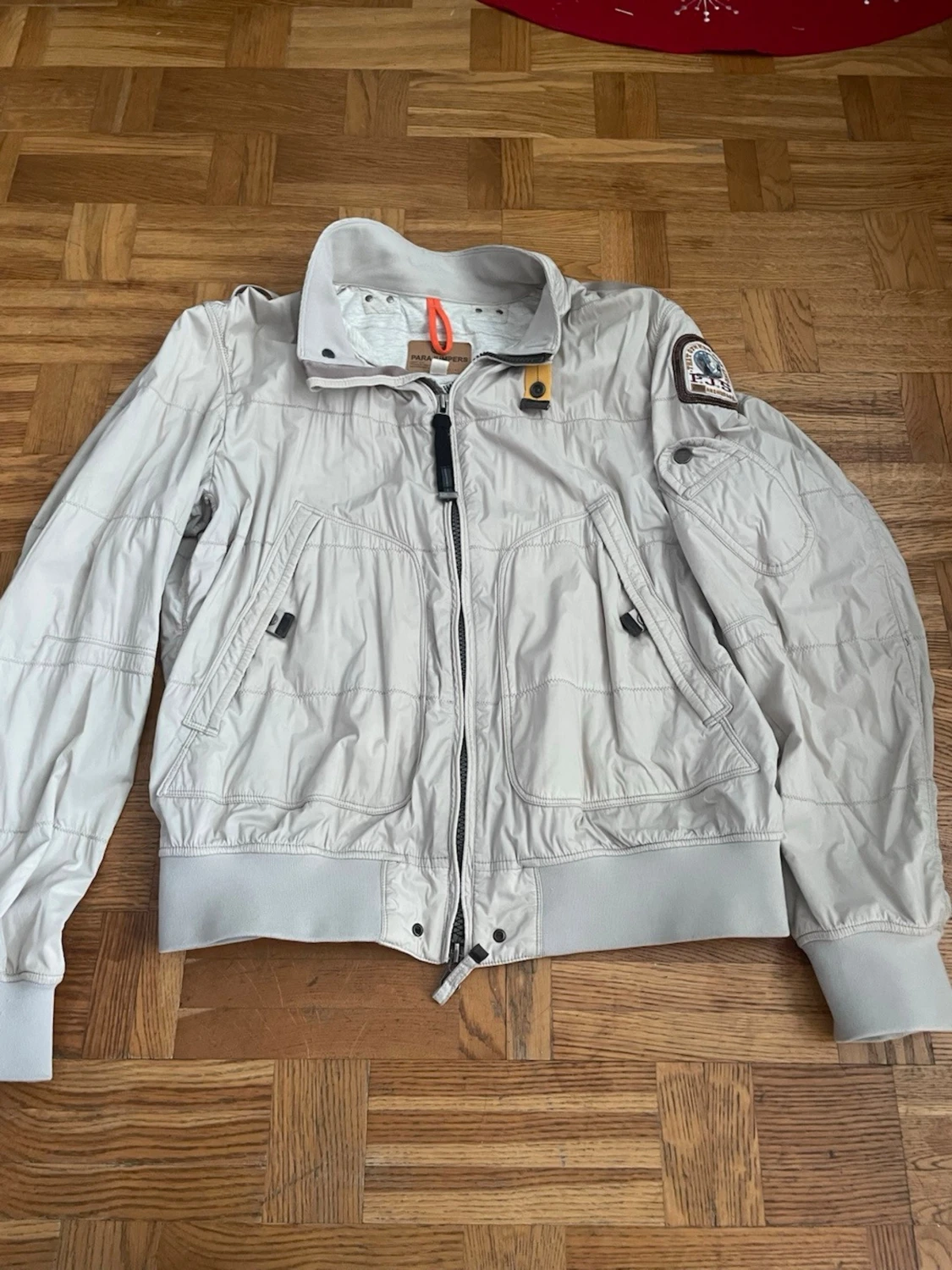 Ljusgrå vindjacka från Parajumpers