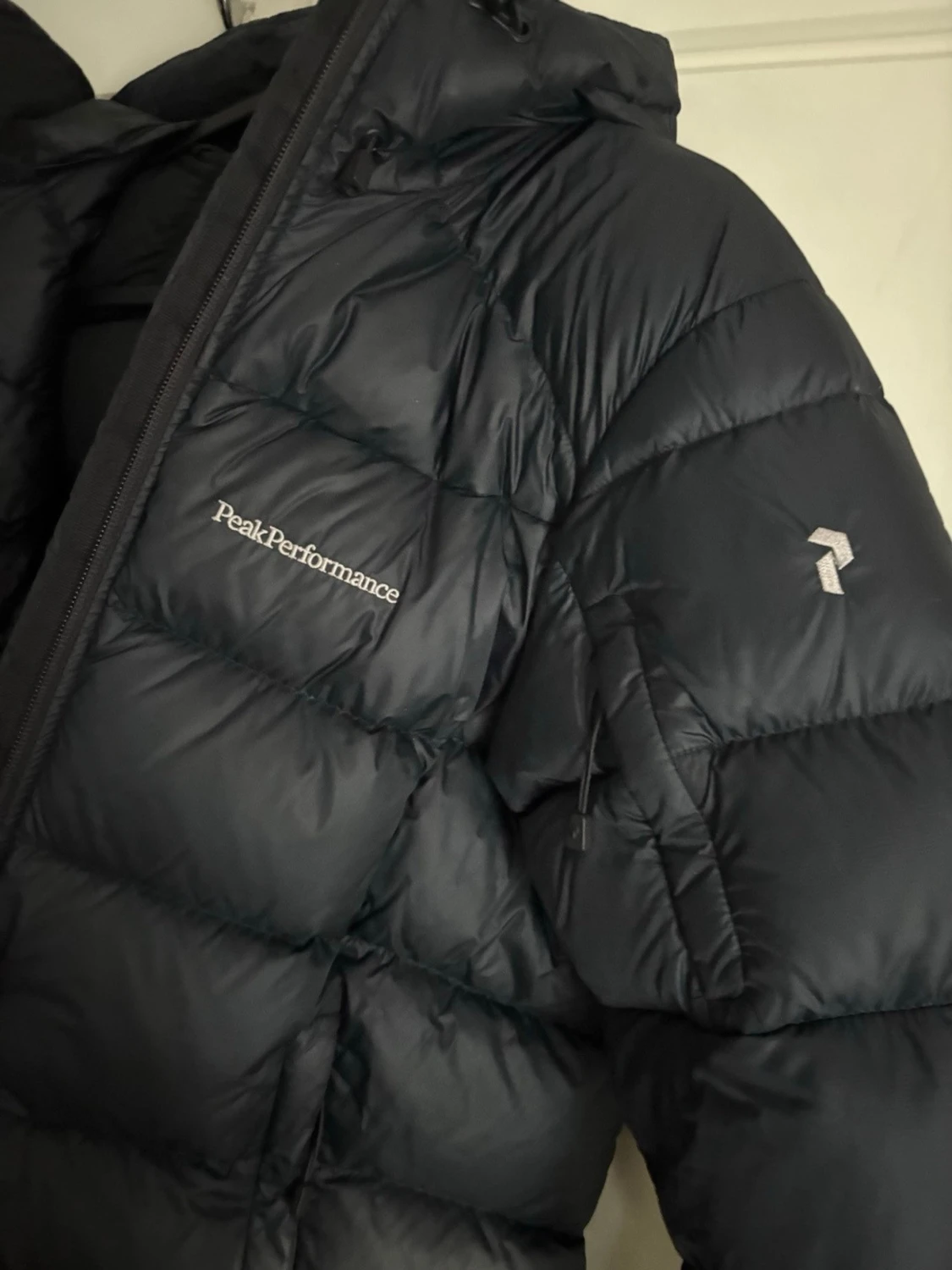 Svart Peak Performance dunjacka - 3