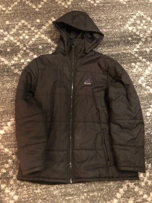 Svart pufferjacka från BLWR XL - Säljer min svarta vinterjacka i storlek XL – super skön och bekväm! 🧥 Perfekt för kyliga dagar när du vill hålla dig varm utan att kompromissa med komforten. Den är i bra skick och redo för en ny ägare. Passar perfekt för dig som gillar en avslappnad men stilren look. 👍❄️