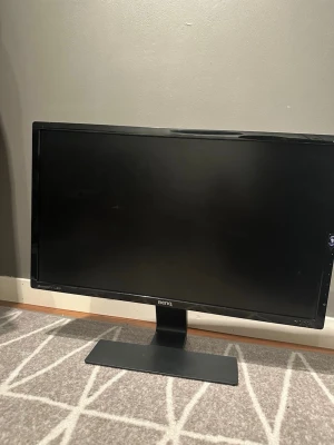 BenQ GL2460 LED Monitor - BenQ GL2460 LED-skärm med 24 tum, VGA och DVI-anslutningar. Skärmen är i gott skick utan synliga repor eller skador. Perfekt för både arbete och spel. Strömkabel och anslutningsportar är intakta. Modern och stilren design.
