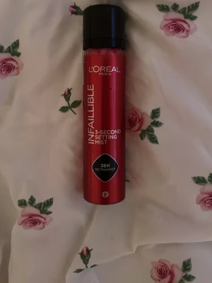 L'Oréal Infallible Setting Mist - L'Oréal Infallible 3-Second Setting Mist i en snygg röd sprayflaska med svart lock. Ger en matt finish och håller sminket på plats i upp till 36 timmar utan att smeta. Använd en gång, passade inte till mitt smink