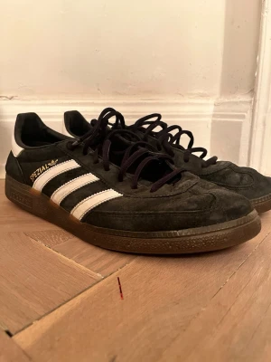 Adidas Spezial 45 - Säljer mina svarta adidas spezial. De är riktigt snygga och populära, använt skick men fortfarande mer att ge! Nypris ligger runt 1200kr, storlek 46 men jag skulle säga att de är mer runt 45-44,5. Tveka inte med frågor! 🤗