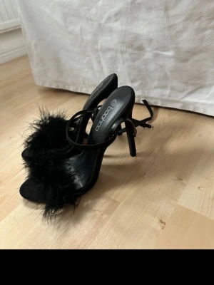 Svarta klackpumps med fjädrar Boohoo - Strl 38, aldrig använda 