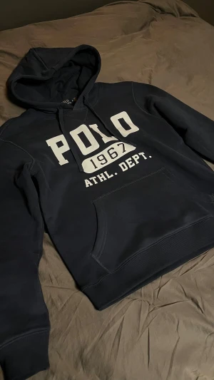Ralph lauren hoodie - Skön och snygg hoodie till vardagen. Storlek M men sitter lite mer som S, mycket bra skick nästan nytt dvs inga defekter. 🙌💯