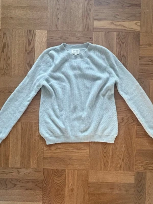 Ljusgrå kashmirtröja Soft Goat  - Superskön ljusgrå stickad tröja från Soft Goat i 100% kashmir. Rund hals, långärmad och med ribbade muddar. Snygg slitsdetalj i nederkant på sidorna. Perfekt för dig som gillar mjuka och lyxiga material. Sälja inte längre. Kan diskutera pris💗