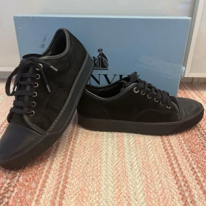 Lanvin - Snygga skor från Lanvin i marinblå. Skorna är i god skick. Storlek 39-40.