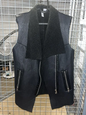 skinn väst - skinnväst med mocka detaljer. lite längre modell