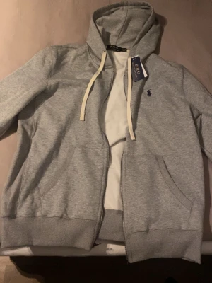 En Ralph Lauren zip up hoodie - Den är i bra skick, inget fel med den men den va lite stor på mig så jag vill sälja den.