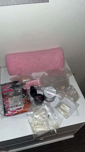 Massa nagel saker  - Säljer massor. . Armkudde. Primer. Förkläde. Tippar. En hållare när man lägger glitter. Penslar. Gelén och super bace glue är slut såld 