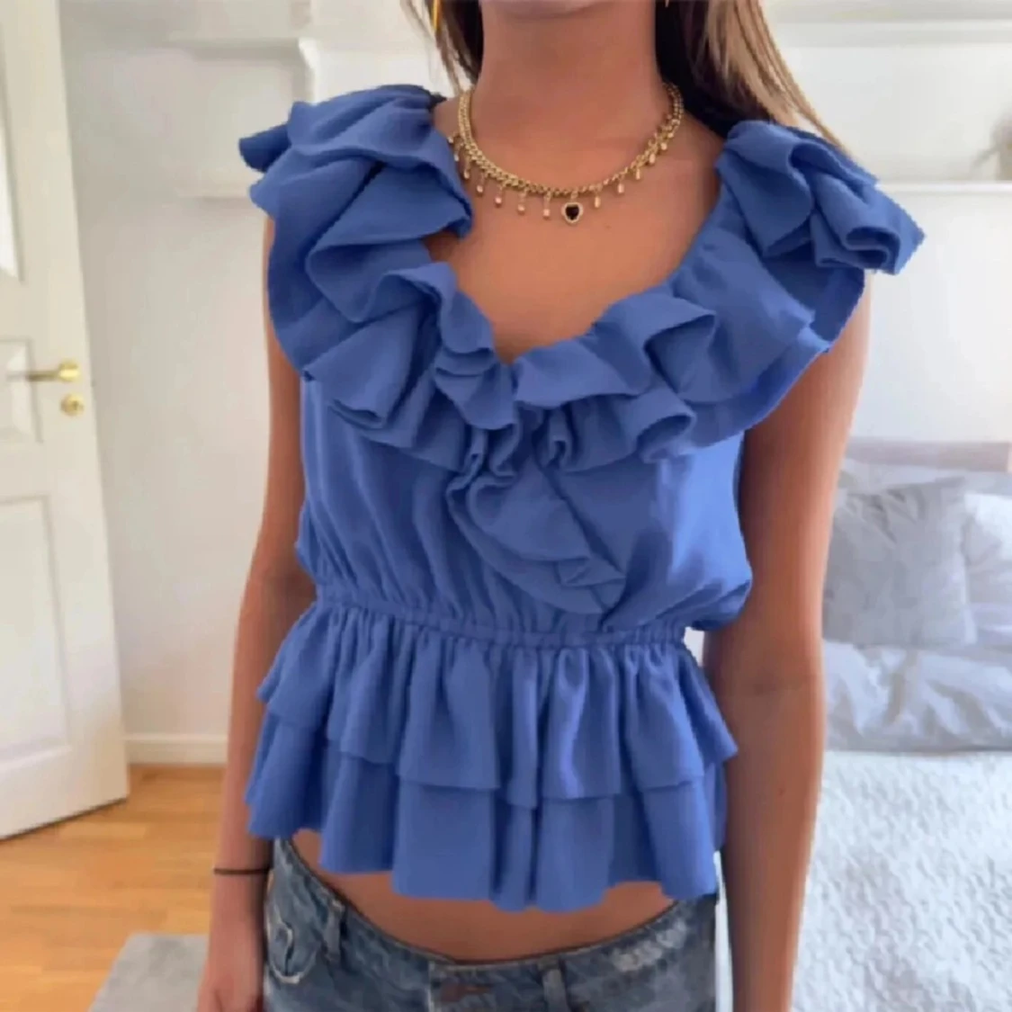 Blå volangblus med v-ringning