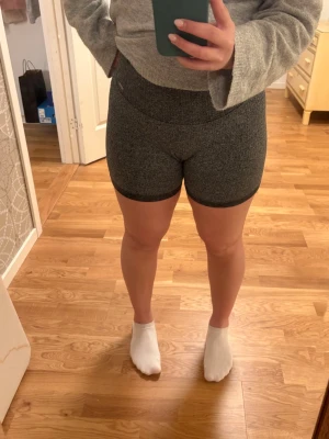 Gråa ribbade shorts från Aim’n stl S - Gråa ribbade shorts från Aim’n i storlek S. Använd fåtal gånger då jag inte trivdes i att träna i så korta shorts. Nypris 399kr. Vid snabb affär kan jag tänka mig att sänka priset.  