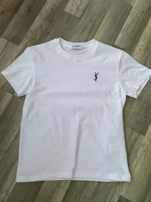 YSL t shirt  - Tja säljer denna feta T-shirten från saint Laurent. Mycket fint skick, inga defekter! Hör av dig för minsta fundering! 