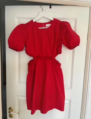 Röd klänning från Zara - Jättesnygg röd klänning från Zara some öppen vid midjan. Knappt använd så mycket bra skick! 🥰