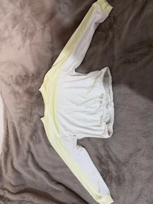 Mjukiströja & byxor från Lindex – set - Mjuk och skön mjukiströja från Lindex i ljus vit/gul nyans. Använd endast 2 gånger och i mycket fint skick. Bekväm modell som passar perfekt till vardag och mys. Säljs då den tyvärr blivit för liten för min dotter. Storlek: 146/152 