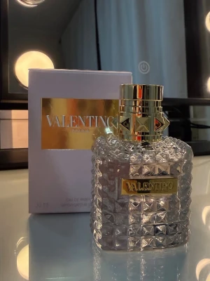 Valentino Donna EdP 30 ml - Älskar denna doft men kommer tyvärr inte till användning 💗 endast använd ca 2-3 gånger