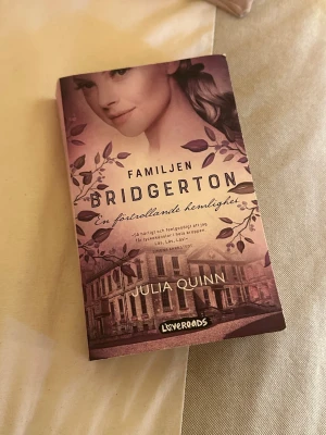 Familjen Bridgerton: En förtrollande hemlighet - Upptäck tredje delen i den populära Bridgerton-serien! Följ Sophie Beckett och Benedict Bridgerton i 1800-talets England, där maskerader, hemligheter och romantik väntar. Perfekt för dig som älskar historiska romaner med spänning och känslor.