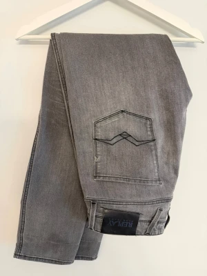 Replay Anbass grå jeans, storlek 31 - Grå jeans från Replay, modell Anbass i storlek 31. Jeansen är raka i benen och har normal passform. 