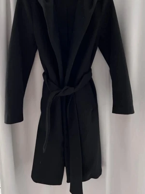 Svart kappa - Snygg svart kappa från Zara med huva. Jättefin och i mycket bra skick, använd ett par gånger men kommer inte till användning längre. Skriv för fler bilder💞