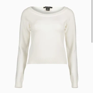 Vit offshoulder stickad tröja  - Superfin vit stickad tröja från Amisu med offshoulder-modell. Super snygg tröja som bara har testats, den är helt ny med prislapp. Den är i storlek m men tycker verkligen inte att den är som en M då den är lite mer som en S och jag brukar använda xs, skiv för egna bilder! 